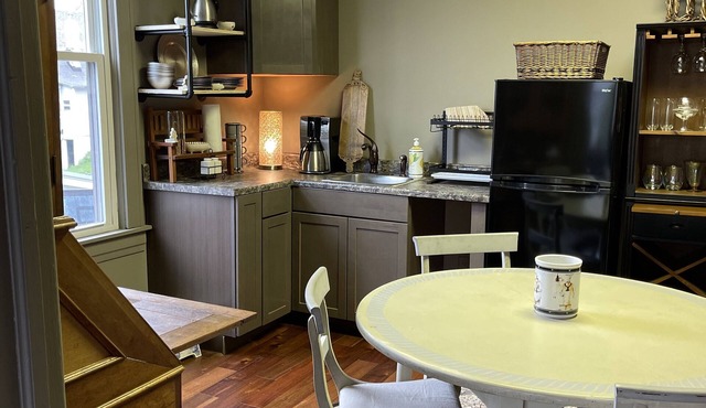 Cozy and artistic Pied-a-Terre, perfect for a weekend romantic getaway.