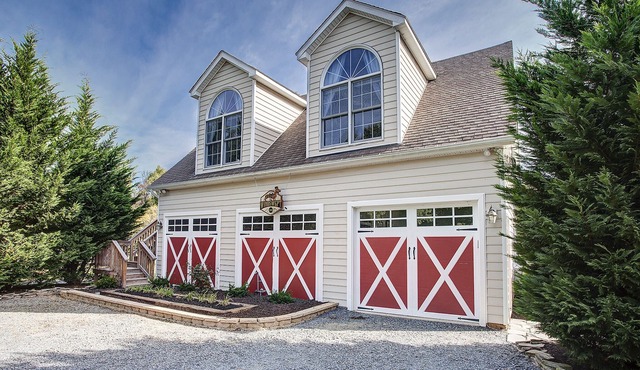 Cozy and Beautiful Wine Country Cottage! w/Fireplace, Pond, treehouse and more!