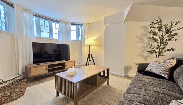 Cozy and Bright 1 Bedroom Suite | Parking | Washer & Dryer | 1500mbps WiFi