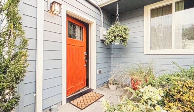 Cozy and bright 1-bedroom apartment in NE Seattle with WiFi, AC and garden view