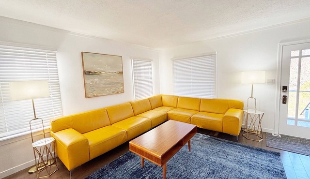 Cozy and bright 4-bedroom cottage in Renton