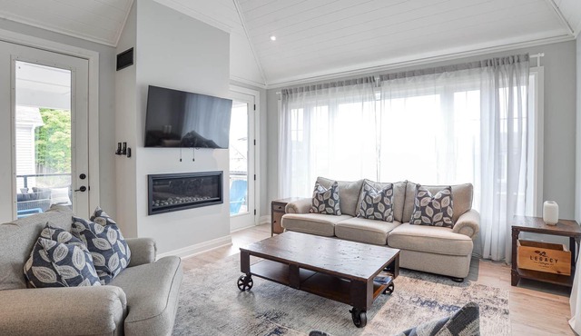 COZY AND BRIGHT 5 BR LAKE ROSSEAU COTTAGE W/GREAT VIEWS, POOL AND BEACH ACCESS!