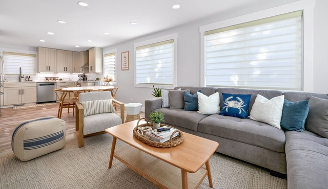 Cozy and bright cottage by the bay