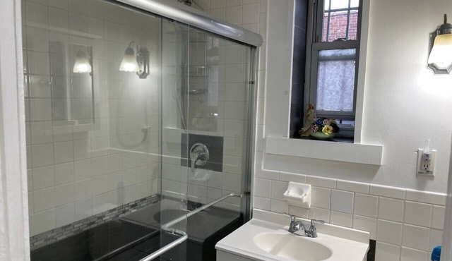 Cozy and bright one bedroom apartment in great area. walk to NYC Subway and bus.