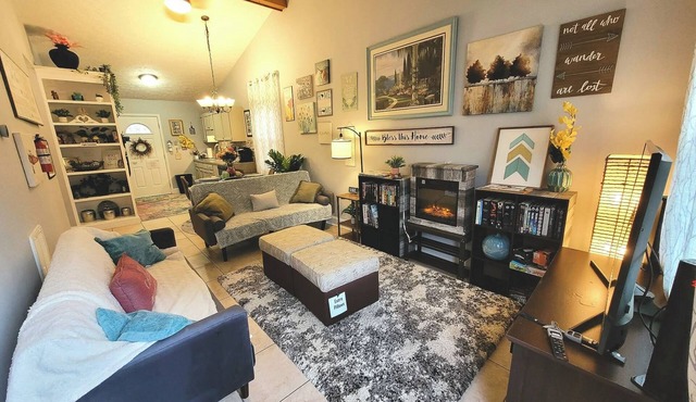 Cozy and Bright Retreat Near Raleigh Hotspots
