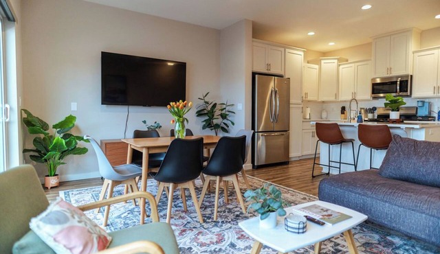 Cozy and Bright Townhome with King Beds, Game Room, South Salem