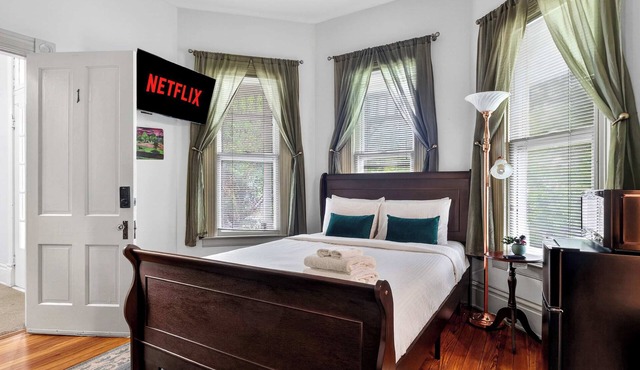 Cozy and bright unit in the heart of Louisville!