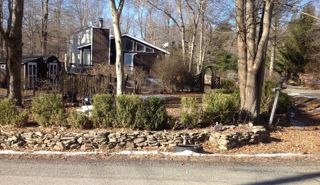 Cozy and Charming Chalet! Close to Hiking Trails and Ski Areas!