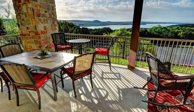 Cozy and Charming Hill Country Lakeview Oasis