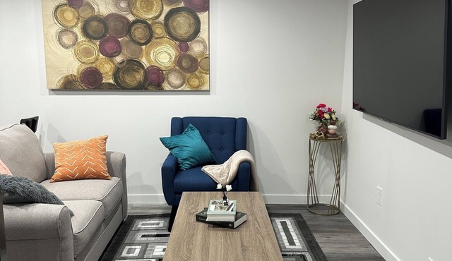 Cozy and Charming private 2B/R basement suite/Private entrance/self check in