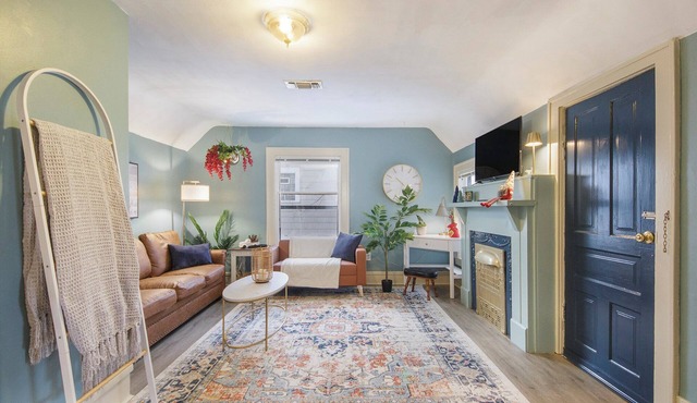 Cozy and charming 2-bedroom Apartment in Grand Rapids with AC