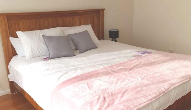 Cozy and cheerful 4 bedroom house close to shopping and park