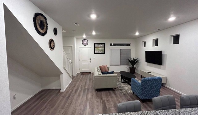 Cozy and cheerful family-sized home 12mins from DIA