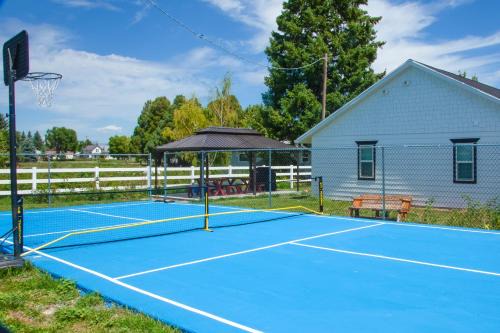 Cozy and Chic Abode about 11 Mi to Bloomington Lake