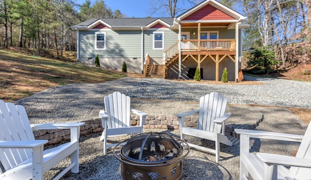 Cozy and Clean, Pet and Family-Friendly Gem; Minutes to Asheville