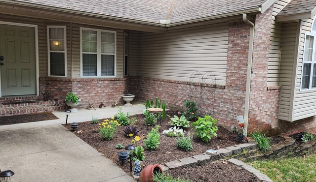 Cozy and Clean! Quiet Cul de sac, Screened Porch, Attached Garage, and Fire Pit!