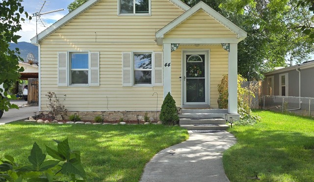 Cozy and clean, with a homey feel!