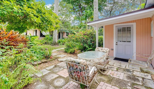 Cozy and Comforting Dog Friendly Coach House Close to Beach by RedAwning