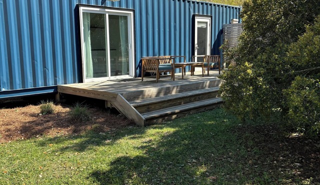 Cozy and Comfortable Shipping Container House -Pet Friendly-Easy Walk to Beach