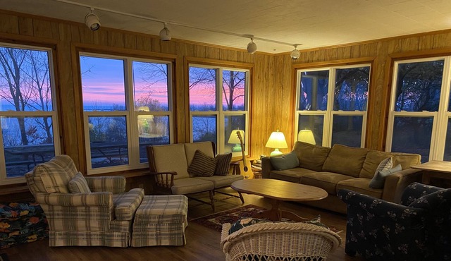 Cozy and comfortable family cottage with panoramic view of Lake Erie