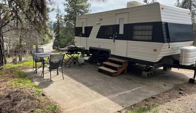 Cozy and comfortable camper, minutes from downtown White Salmon