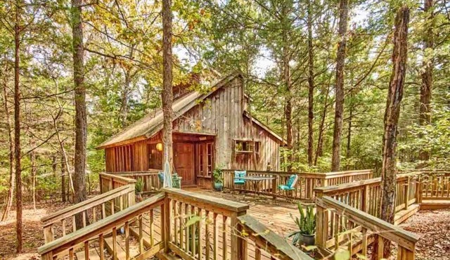 Cozy and Comfortable Kid-Friendly Cabin Rental for a Memorable Family Getaway Nestled in the Serene Forest in Ben Wheeler, Texas
