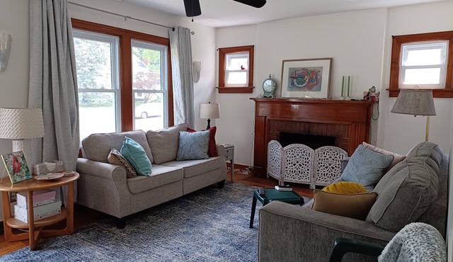 Cozy and Comfortable 1939 Cottage nClose to Wittenberg, Shopping, Restaurants.