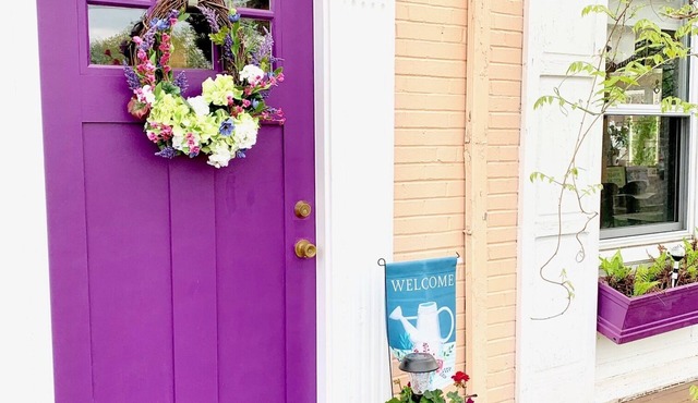 Cozy and Comfortable w antique furnishings; 2 bedrooms, sitting area, full bath