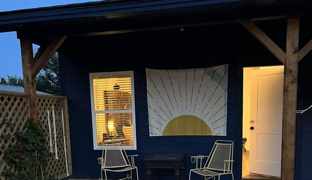 Cozy and comfy lodging. Walking distance to the town square and BBQ!