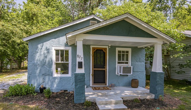 Cozy and Convenient 2 Br 1 Bath Bungalow n the heart of Downtown Siloam Springs