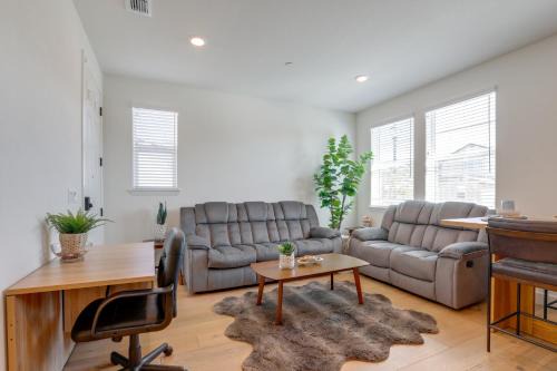 Cozy and Convenient Residential Duplex in Woodland