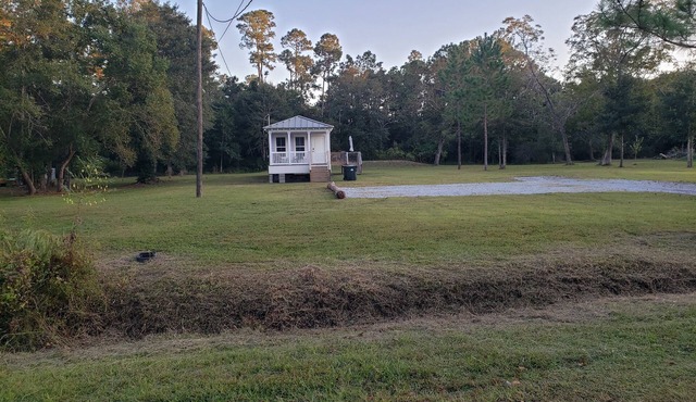 COZY AND COUNTRY CLOSE TO BLUE ANGELS, BEACHES, SHOPS, AND DOWNTOWN PENSACOLA.