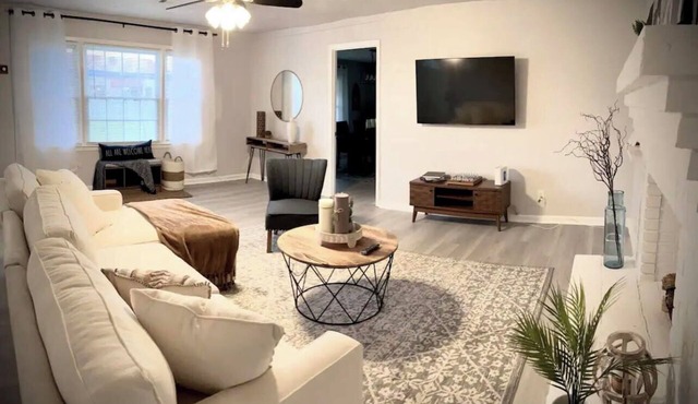 Cozy and Elegant Home Near Downtown Woodstock!