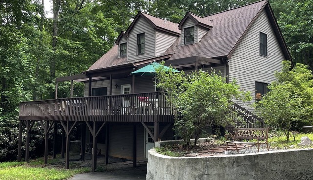 Cozy and fun mountain-view cottage 10 mins from shopping and hiking