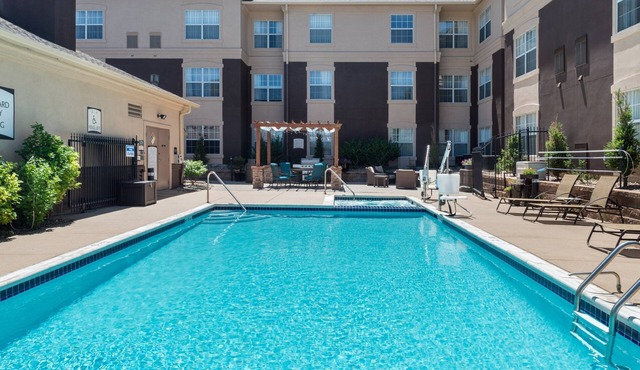 Cozy and Laptop-friendly Studio | Pool & Gym.