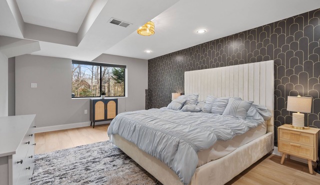 Cozy and Lux retreat near Tysons: King Bed, Games