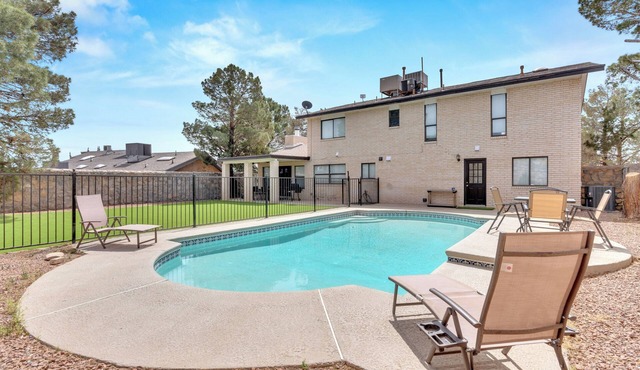 Cozy and Luxe Retreat: Pool and Stunning Views! Family-Friendly