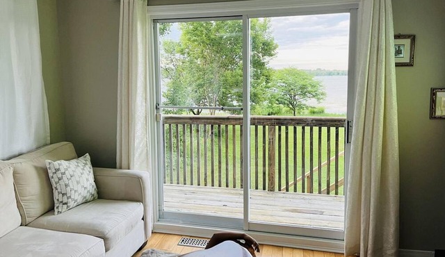 Cozy and luxurious four seasons waterfront cottage