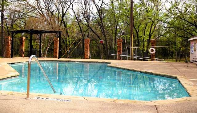 Cozy and Luxurious Hideaway in Euless, Texas. Pet Friendly!