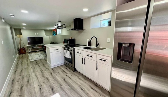 Cozy and modern 1-bedroom apartment in central Denver location with WiFi, AC