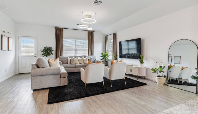 Cozy and Modern, 3 bedroom, 2 bathroom Home in Converse, TX/Near San Antonio.