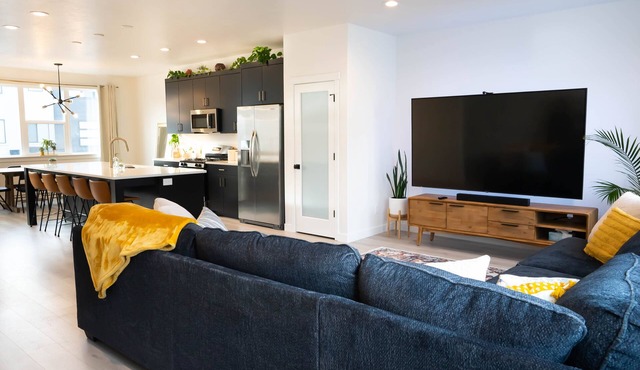 ✨Cozy and Modern 4BD Townhome 📺 w/86 inch Television ✨