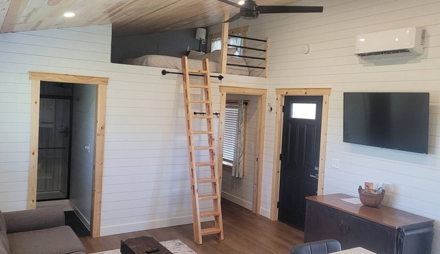 Cozy and modern cabin adjacent to Banner Creek Lake by Holton, KS.