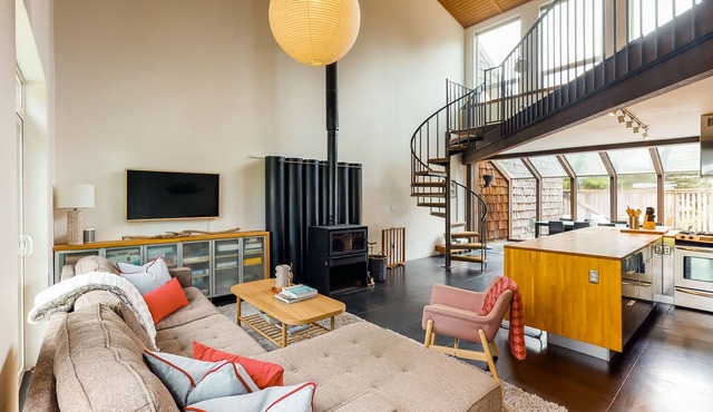 Cozy and Modern Family-Friendly Home with Hot Tub - Walk to the Beach