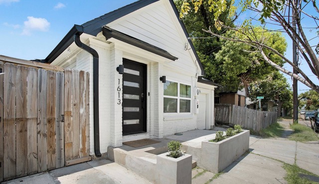 Cozy and Modern Home: 10 Min to Downtown