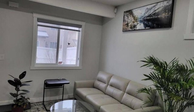 Cozy and Modern Suite - Your Home Away from Home!