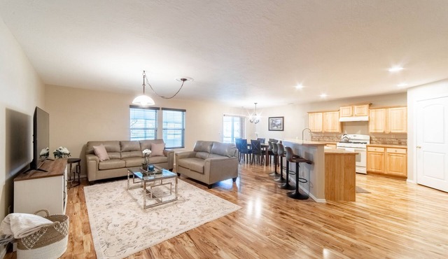 Cozy and peaceful home. Sleeps 12 , RV side parking , Office space , Sun Room