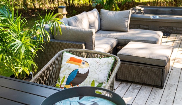 Cozy and peaceful Ocean view modern cottage W/hot tub and outdoor oasis