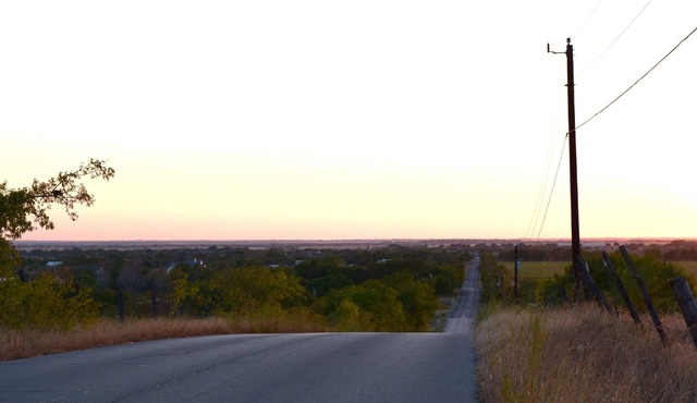 Cozy and peaceful small town guesthouse in quiet neighborhood close to Denton!n