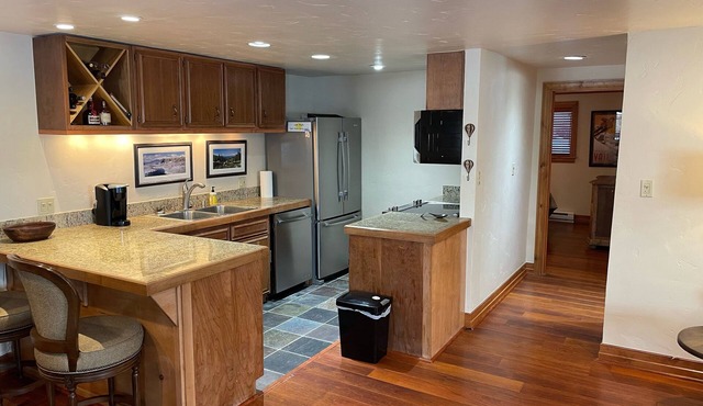COZY AND PEACEFUL WEST VAIL, HUGE PRIVATE DECK, WALK TO BUS STOP